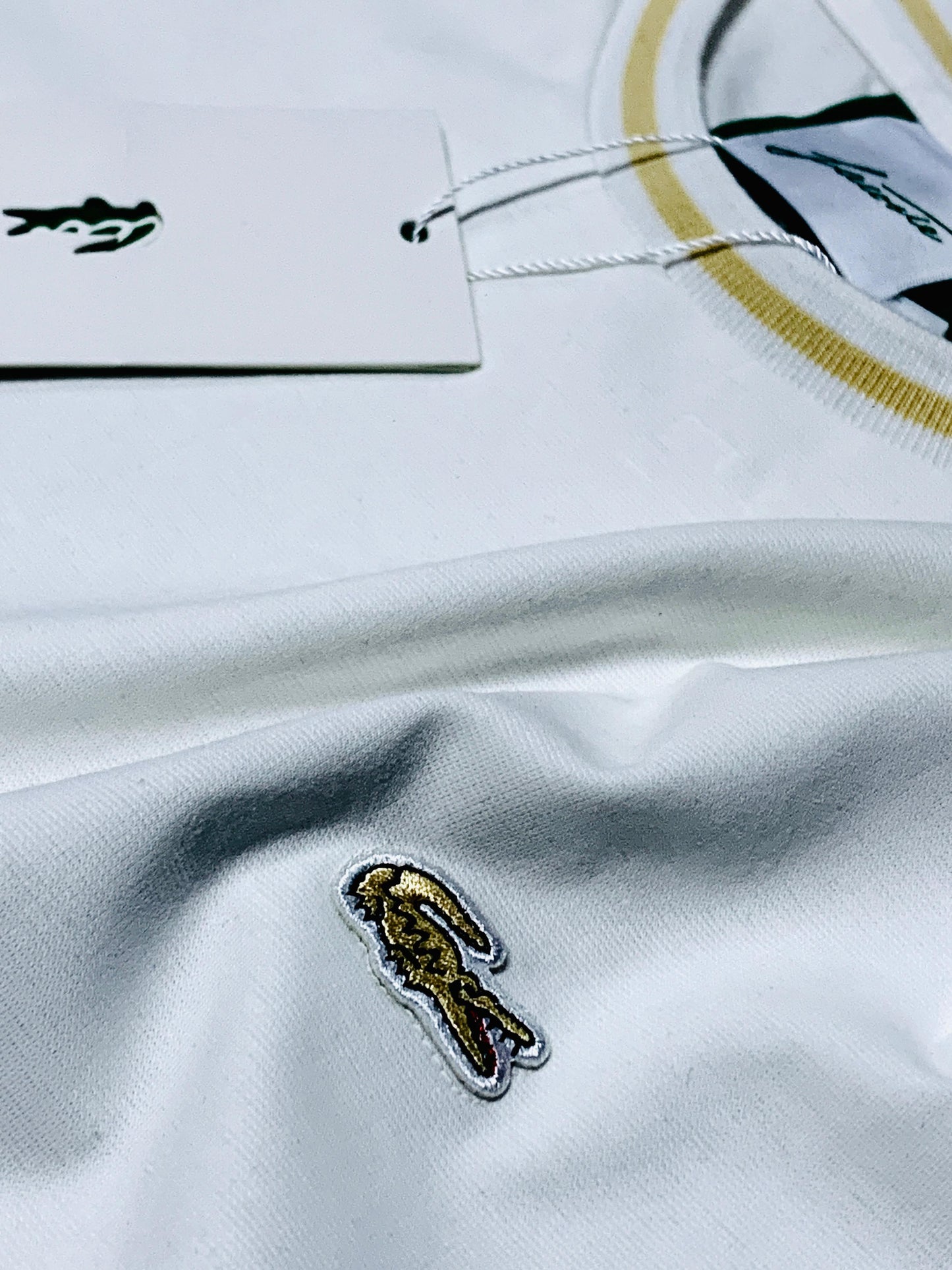 CAMISETA LACOSTE CUELLO REDONDO.
