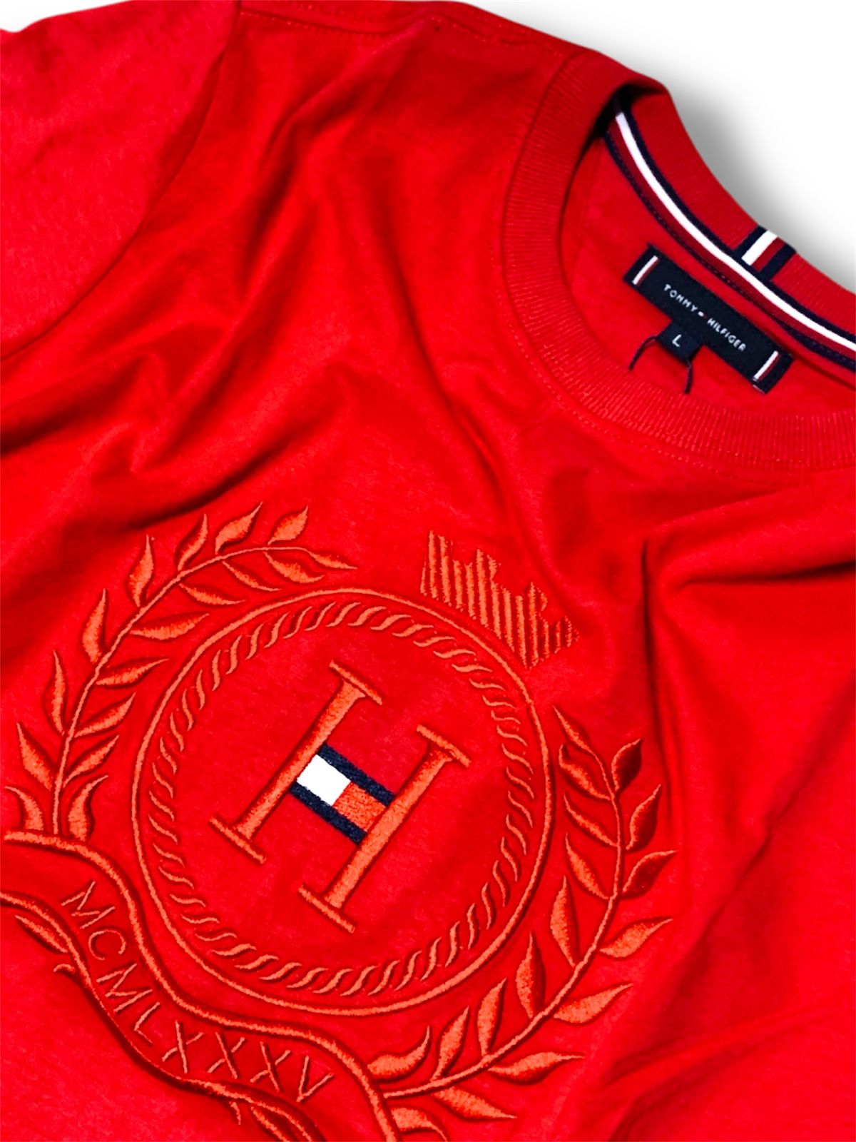 CAMISETA TOMMY HILFIGER CUELLO REDONDO.