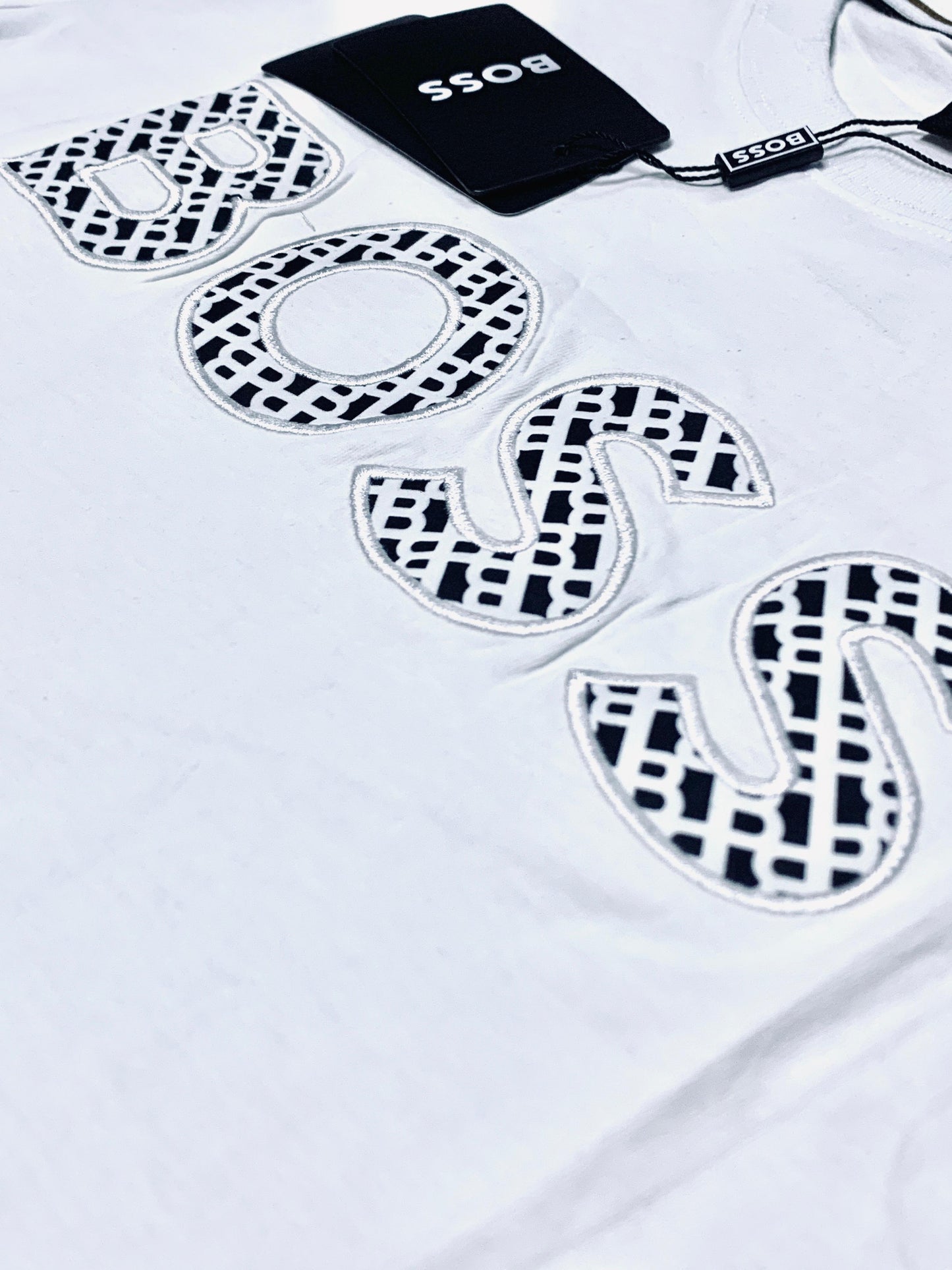 CAMISETA HUGO BOSS CUELLO REDONDO.