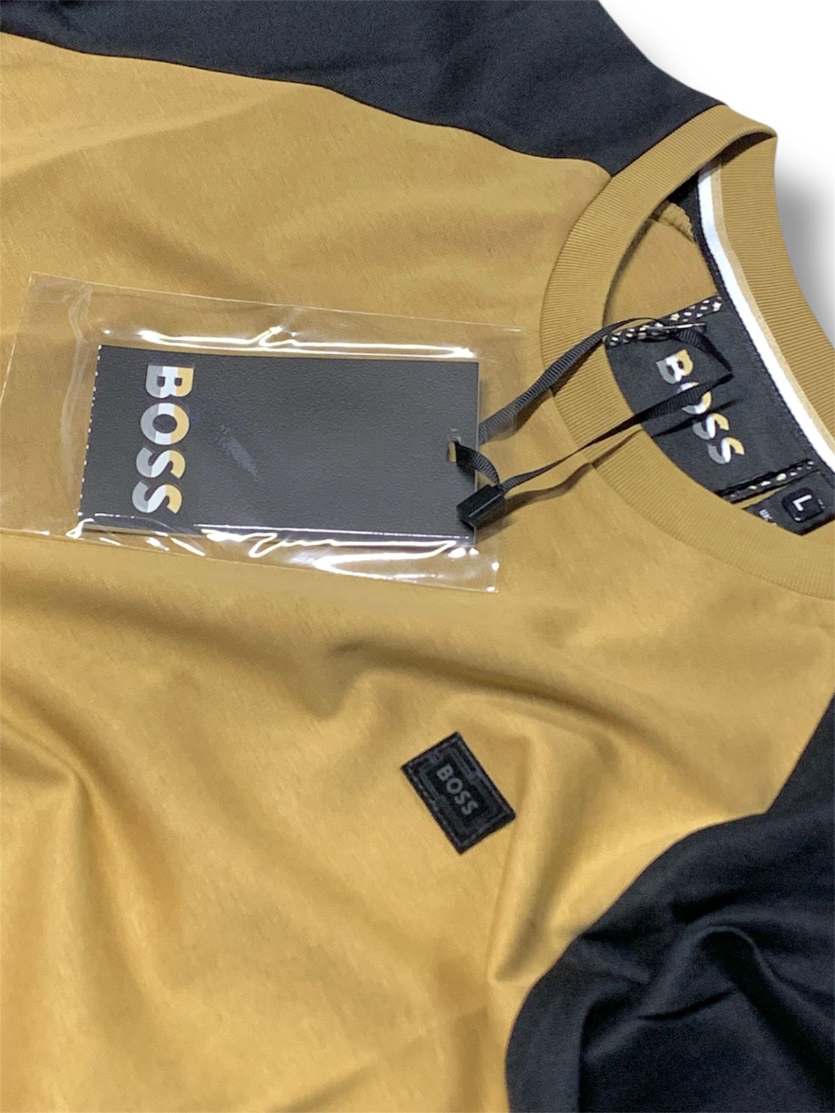 CAMISETA HUGO BOSS CUELLO REDONDO.