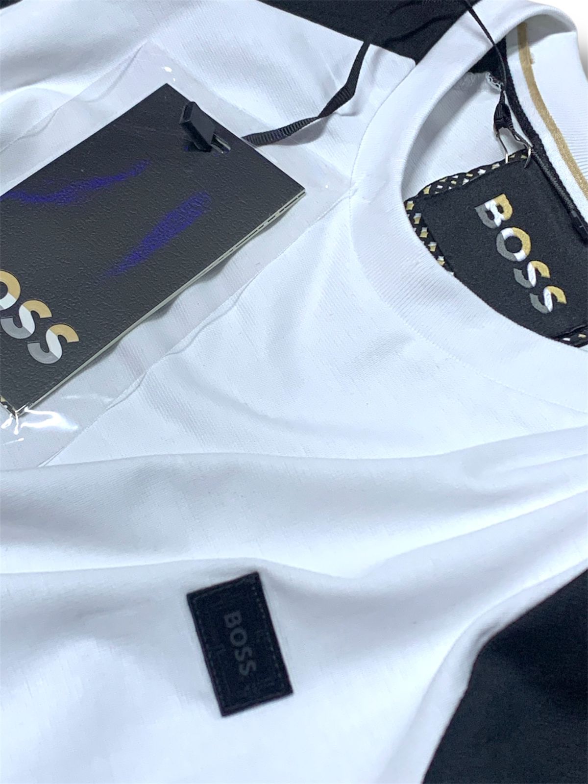 CAMISETA HUGO BOSS CUELLO REDONDO.