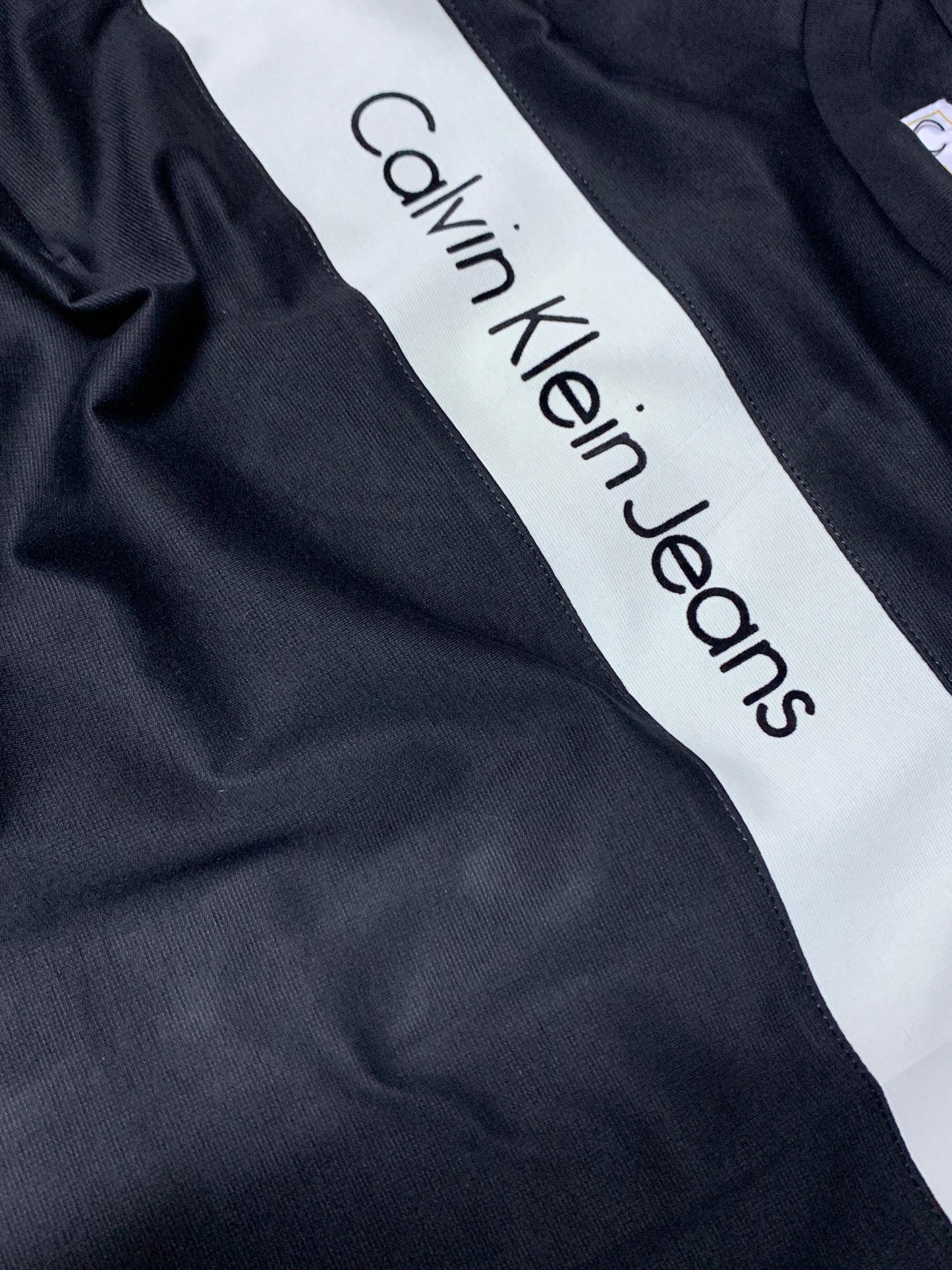 CAMISETA CALVIN KLEIN CUELLO REDONDO.